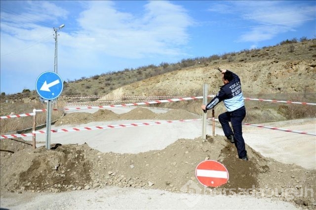 "Tapulu arazim" dedi yolu kapattı