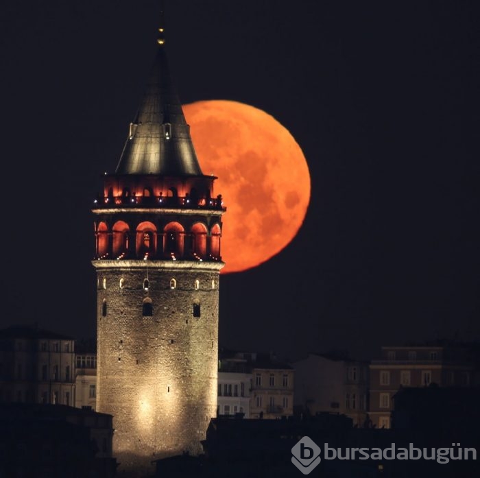 Ay ve Galata Kulesi'nin muhteşem buluşması
