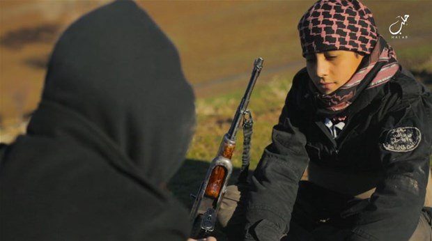 11 yaşındaki oğlunu 'canlı bomba' yaptı