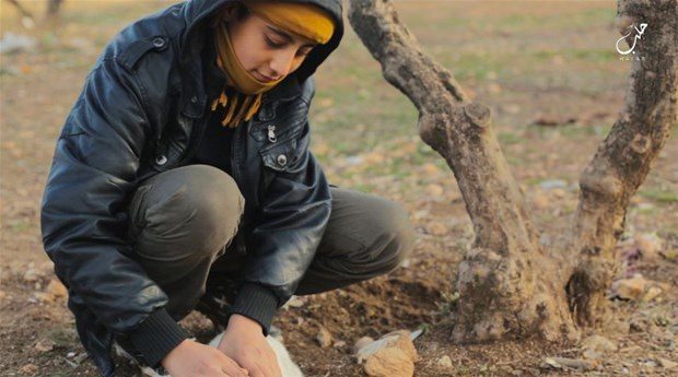 11 yaşındaki oğlunu 'canlı bomba' yaptı