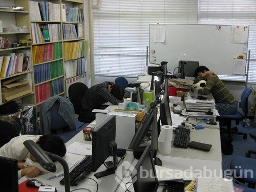 Ayakta uyuyan Japonlar