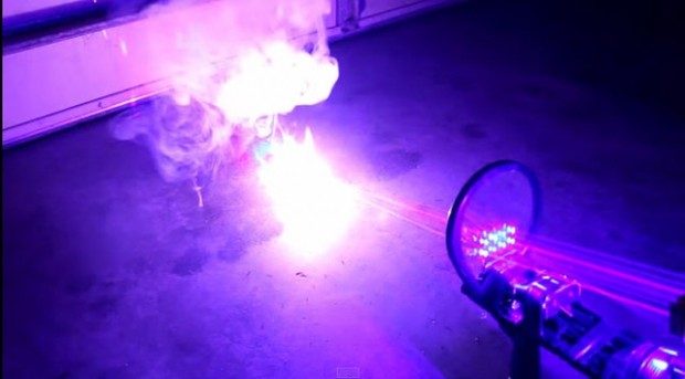 Evinin garajında lazer silah yaptı!