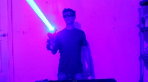 Evinin garajında lazer silah yaptı!