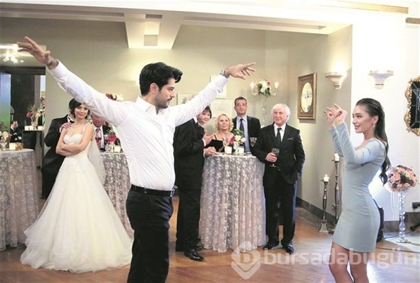 Burak Özçivit ile Neslihan Atagül'le harmandalı oynadı