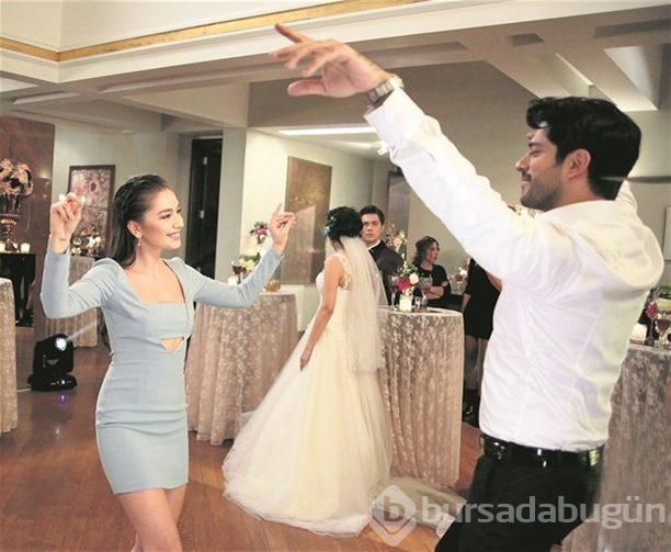 Burak Özçivit ile Neslihan Atagül'le harmandalı oynadı