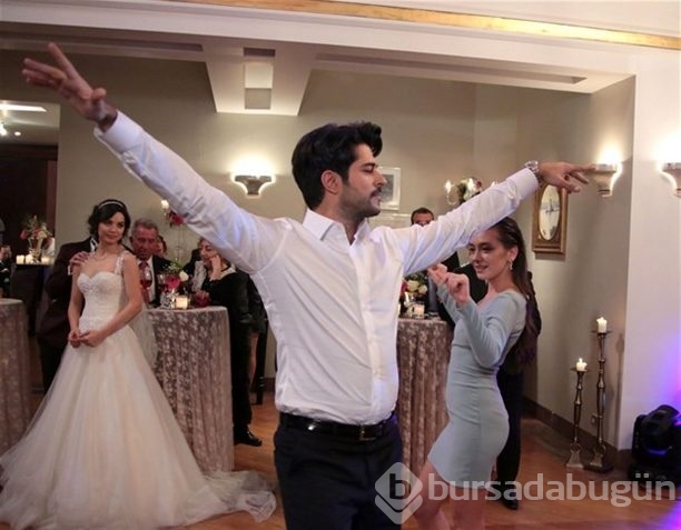 Burak Özçivit ile Neslihan Atagül'le harmandalı oynadı