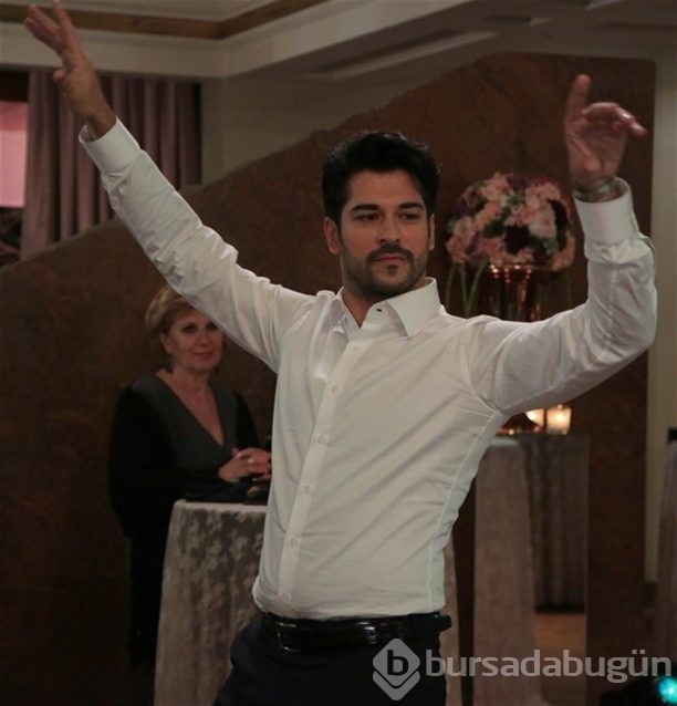 Burak Özçivit ile Neslihan Atagül'le harmandalı oynadı