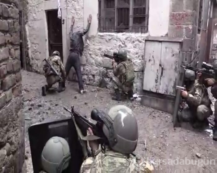 Sur'da teslim olma anları kameralara böyle yansıdı