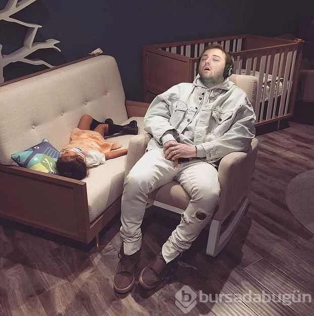 Ünlü şarkıcı uyuyakalınca Photoshop'tan nasibini aldı	
