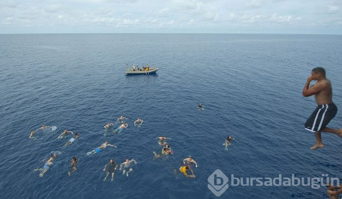 Amerikan askerleri için yüzme vakti!
