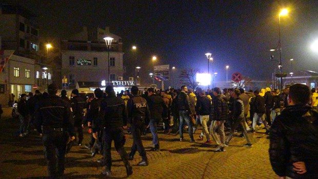 Derbi sonrası taraftarlar birbirine girdi