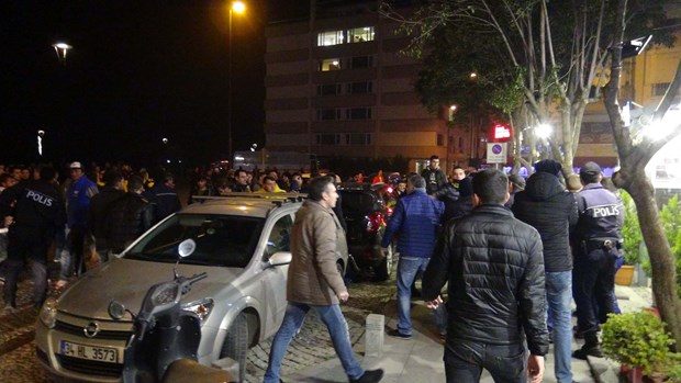 Derbi sonrası taraftarlar birbirine girdi