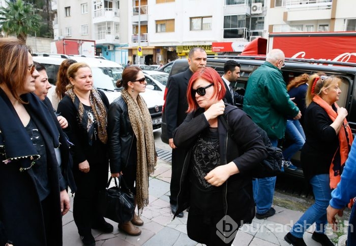 Sezen Aksu'dan annesine son görev