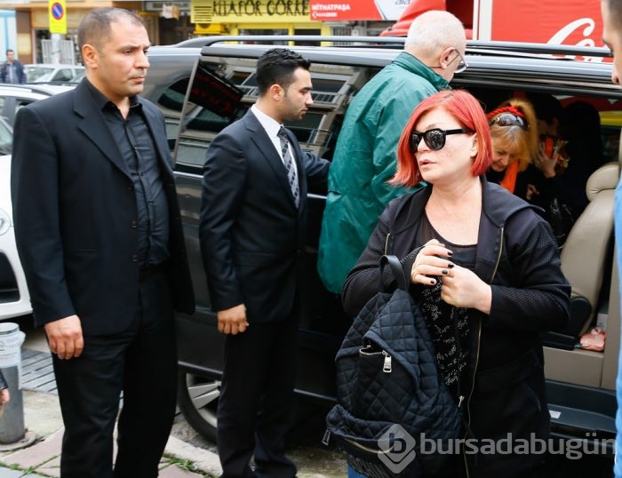 Sezen Aksu'dan annesine son görev