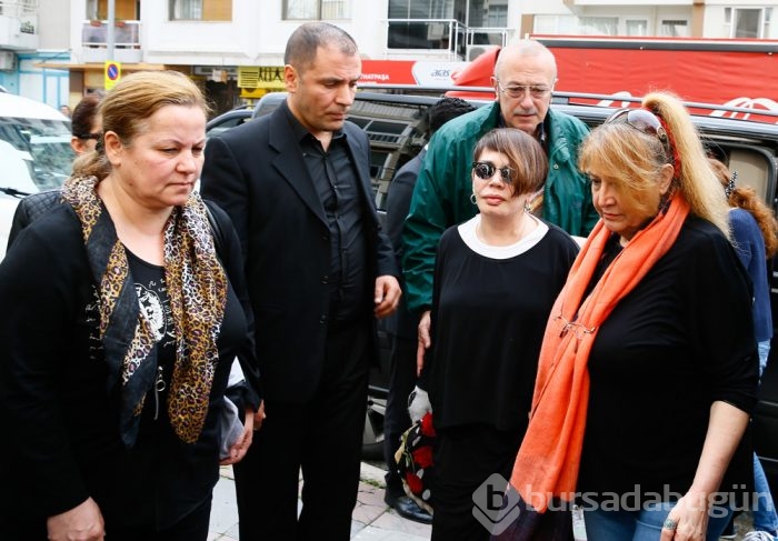 Sezen Aksu'dan annesine son görev