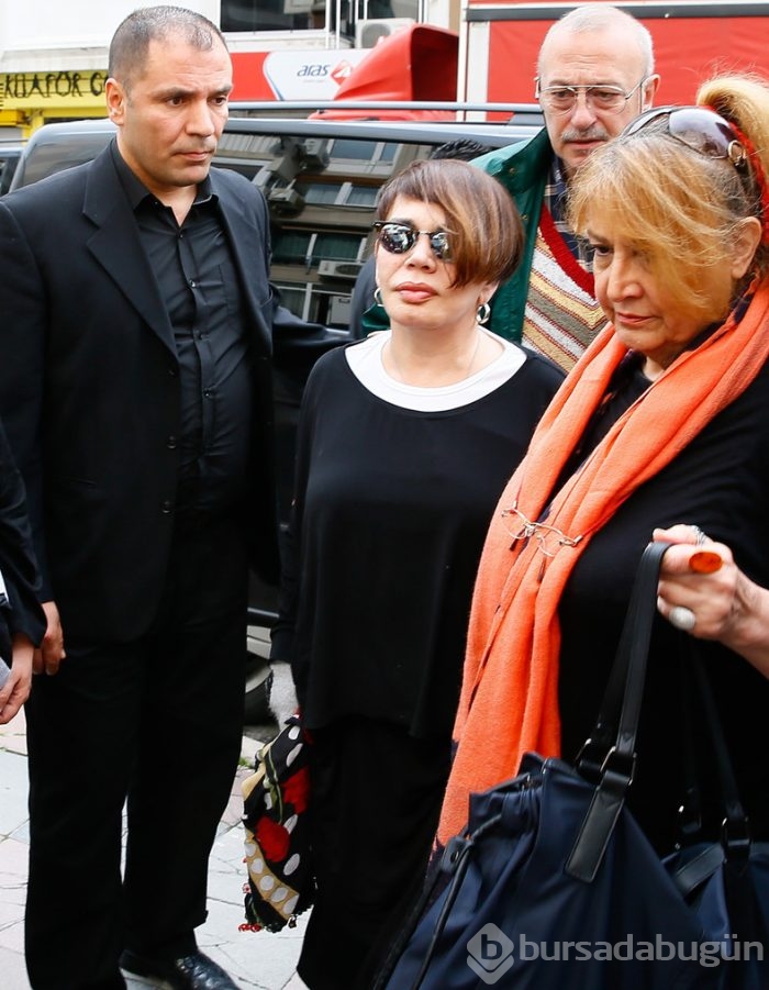 Sezen Aksu'dan annesine son görev