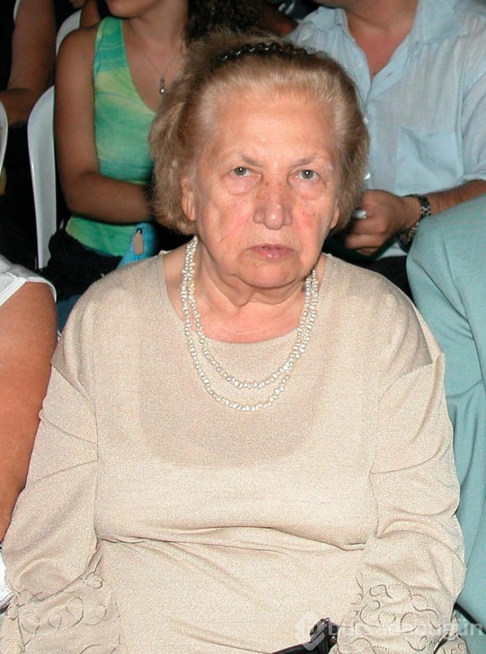 Sezen Aksu'dan annesine son görev