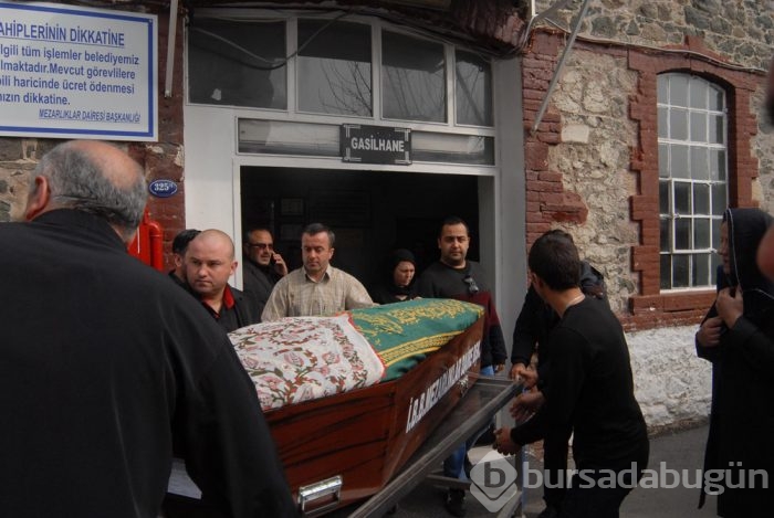 Sezen Aksu'dan annesine son görev