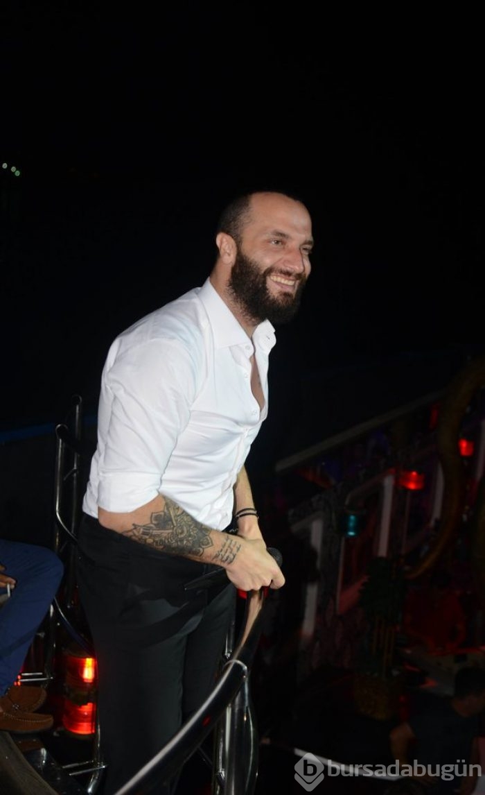 Ünlü popçu evini gece kulübüne çevirdi	