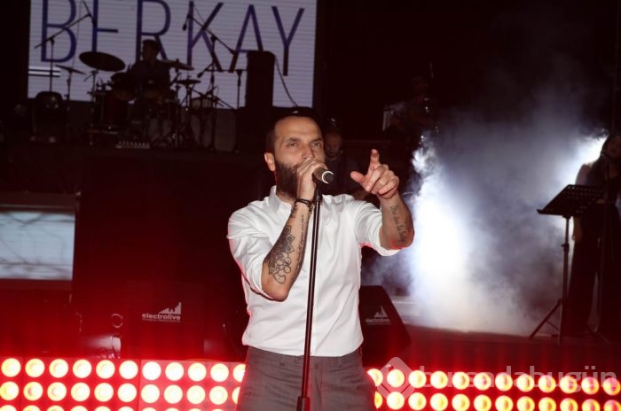 Ünlü popçu evini gece kulübüne çevirdi	