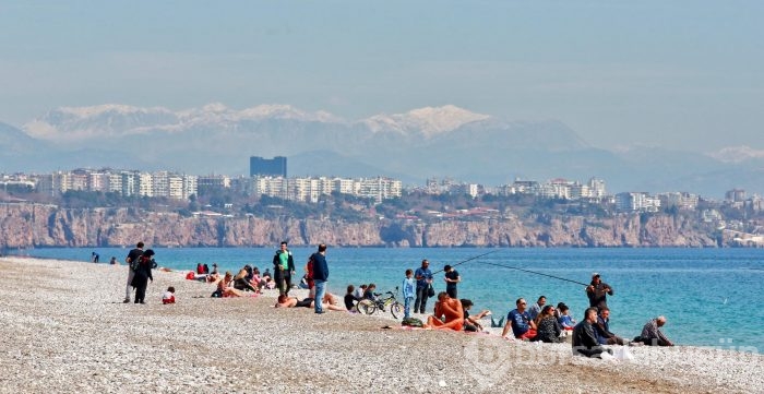 Kar manzarasında deniz keyfi