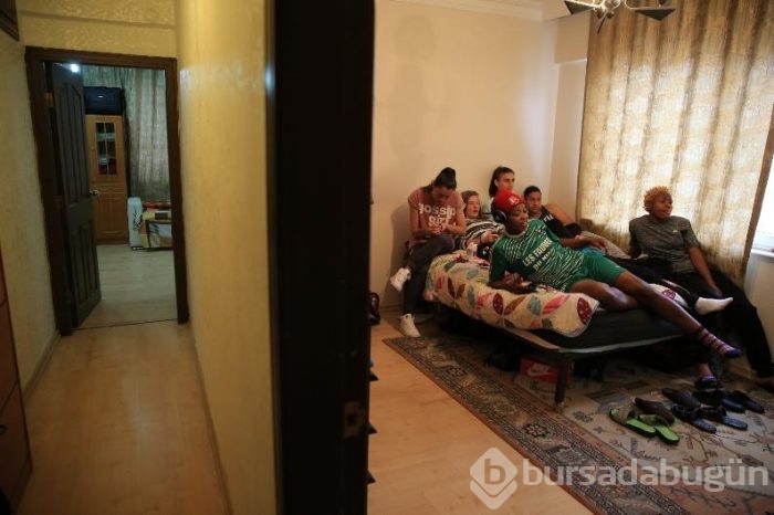 8 kadın futbolcu 5 odalı evi paylaşıyor!