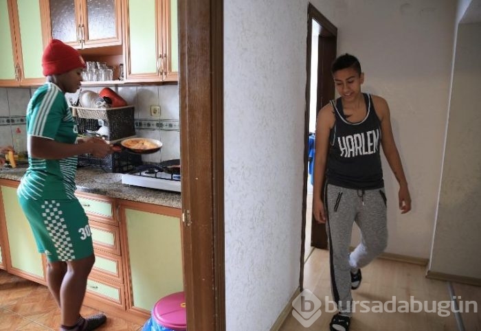 8 kadın futbolcu 5 odalı evi paylaşıyor!