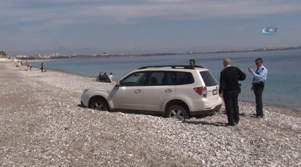 Dünyaca ünlü plaja cipini park etti
