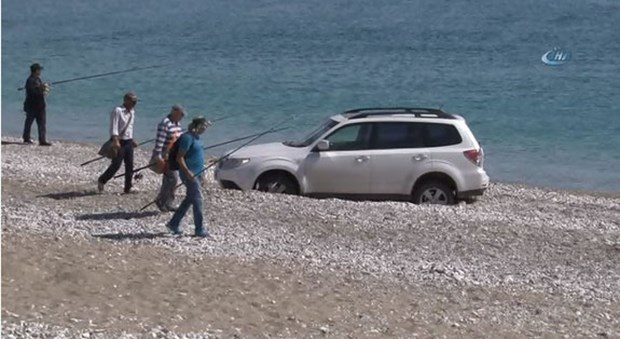 Dünyaca ünlü plaja cipini park etti