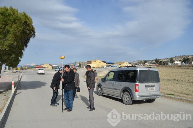 Arazilerinden geçen yolu TIR'larla trafiğe kapattılar