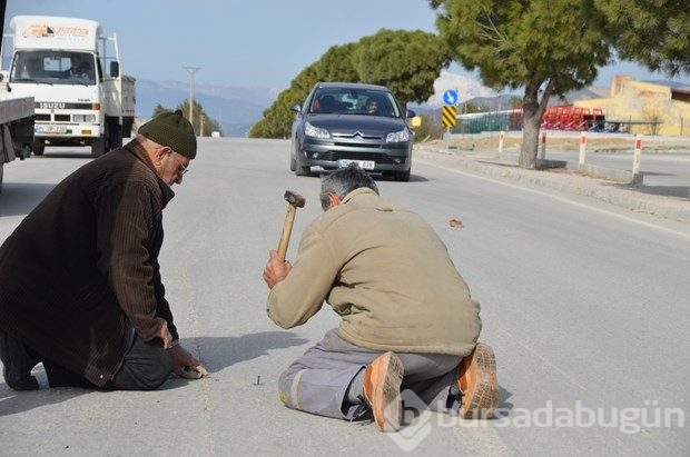 Arazilerinden geçen yolu TIR'larla trafiğe kapattılar