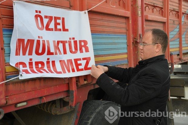 Arazilerinden geçen yolu TIR'larla trafiğe kapattılar