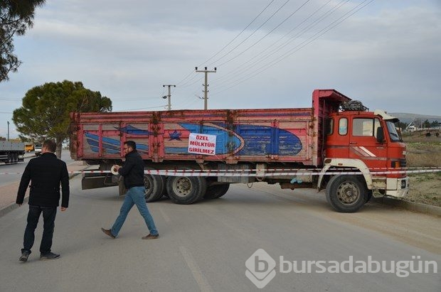 Arazilerinden geçen yolu TIR'larla trafiğe kapattılar