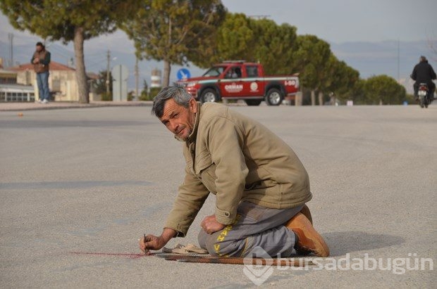 Arazilerinden geçen yolu TIR'larla trafiğe kapattılar