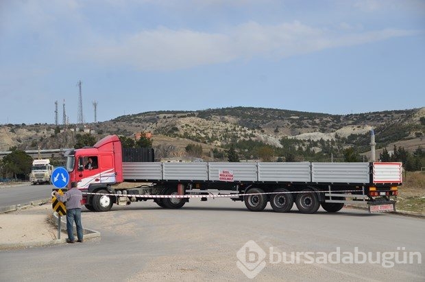 Arazilerinden geçen yolu TIR'larla trafiğe kapattılar