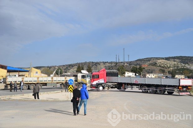 Arazilerinden geçen yolu TIR'larla trafiğe kapattılar
