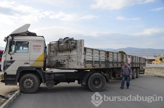 Arazilerinden geçen yolu TIR'larla trafiğe kapattılar