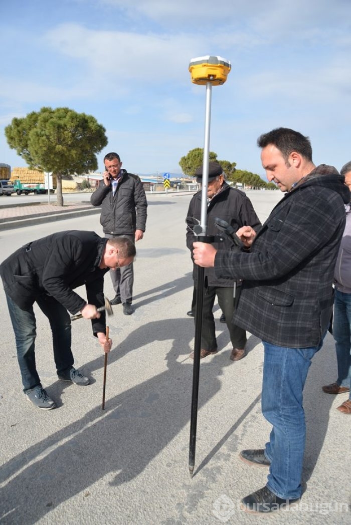 Arazilerinden geçen yolu TIR'larla trafiğe kapattılar