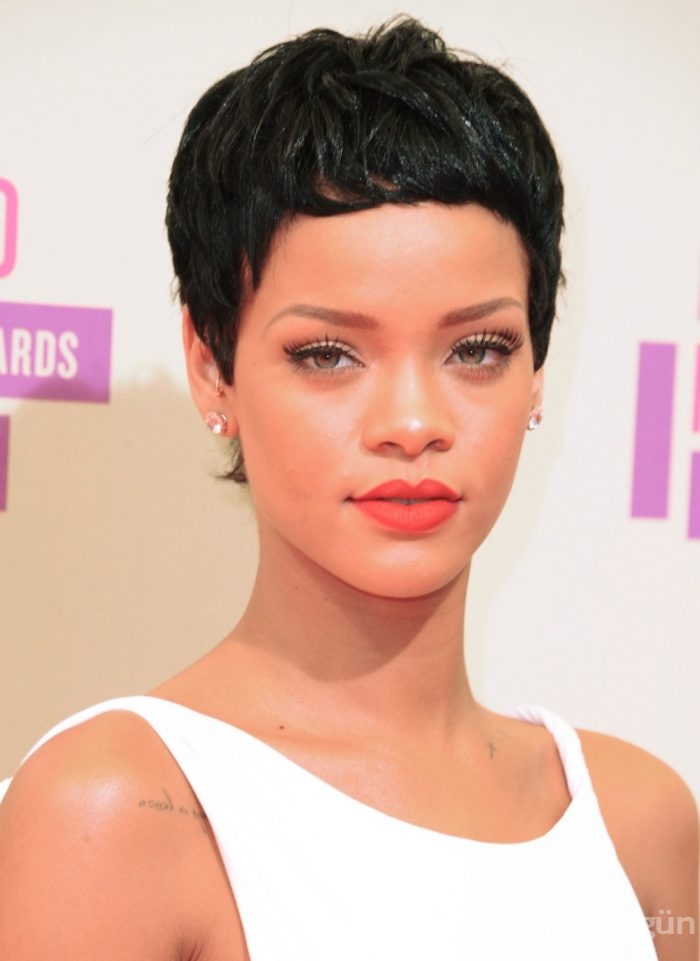 Rihanna'nın saç stili değişimleri