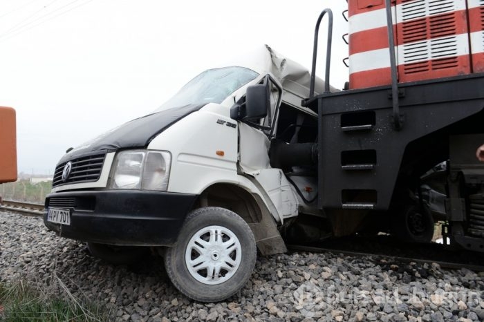 Tren öğrenci servisine çarptı