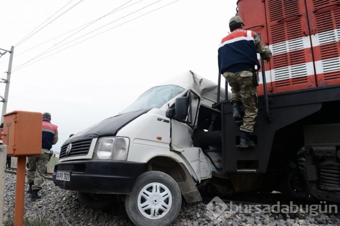 Tren öğrenci servisine çarptı