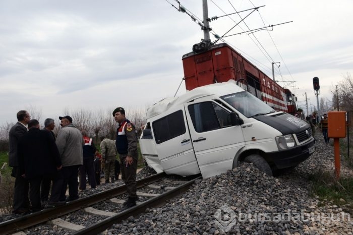 Tren öğrenci servisine çarptı