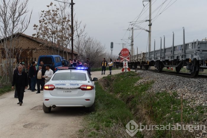 Tren öğrenci servisine çarptı