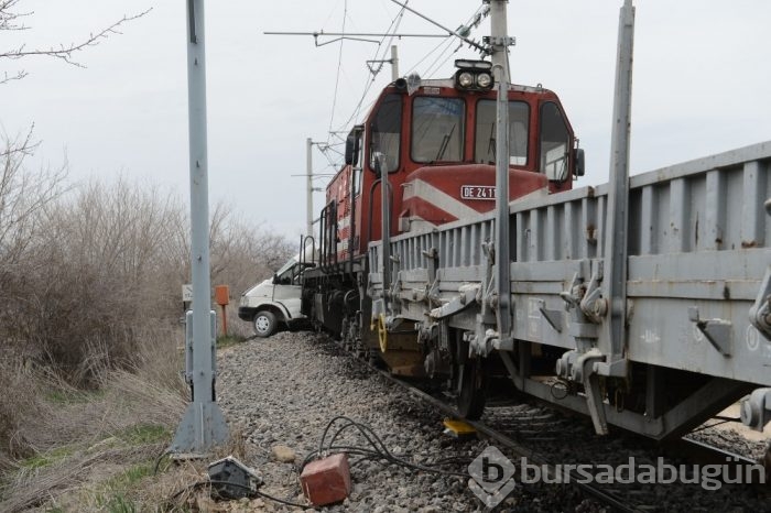Tren öğrenci servisine çarptı