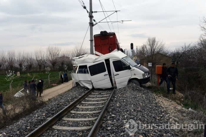 Tren öğrenci servisine çarptı