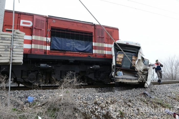 Tren öğrenci servisine çarptı