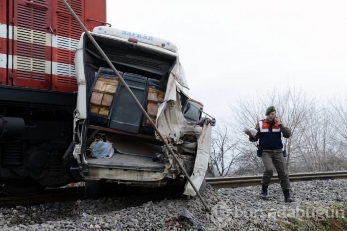 Tren öğrenci servisine çarptı