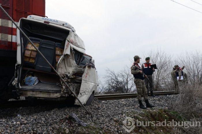 Tren öğrenci servisine çarptı