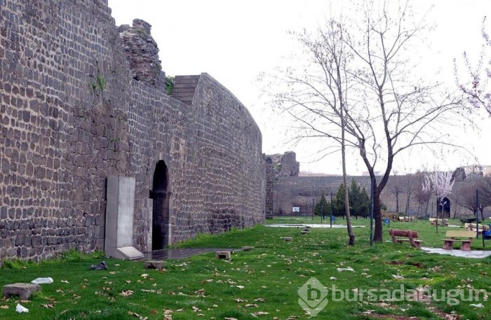 Diyarbakır'ın Sur ilçesine beton blok yerleştiriliyor