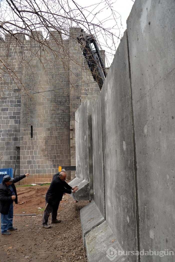 Diyarbakır'ın Sur ilçesine beton blok yerleştiriliyor